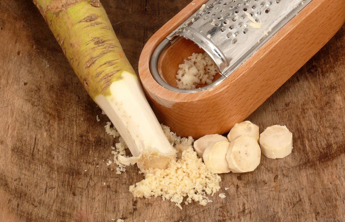 Raiz de rábano ralada para preparar uma pasta medicinal para osteocondrose lombar