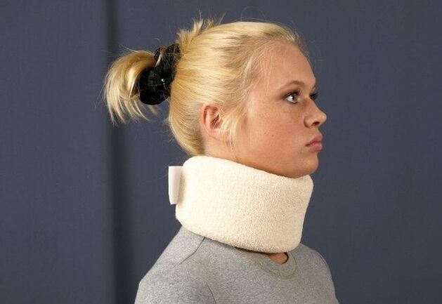 Para tratar a osteocondrose cervical, as mulheres devem usar coleira Shants