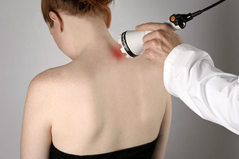 Tratamento a laser da osteocondrose cervical em mulheres