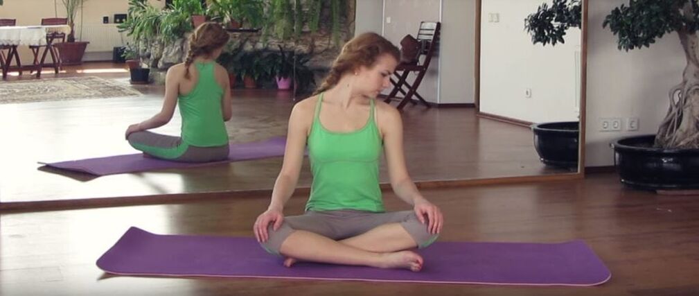 Uma menina faz fisioterapia para o tratamento da osteocondrose cervical.